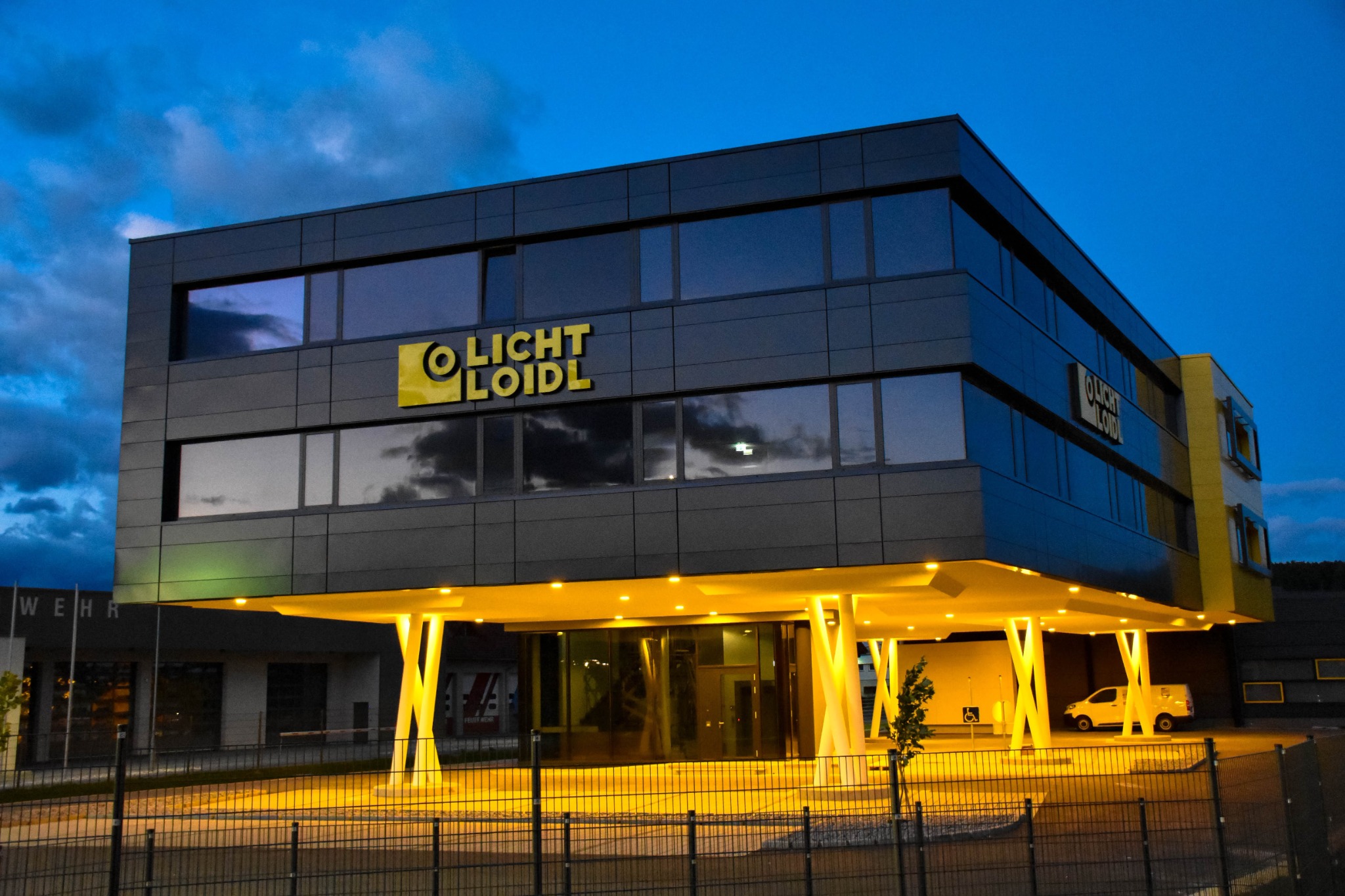 Firmengebäude von Licht Loidl bei Dämmerung